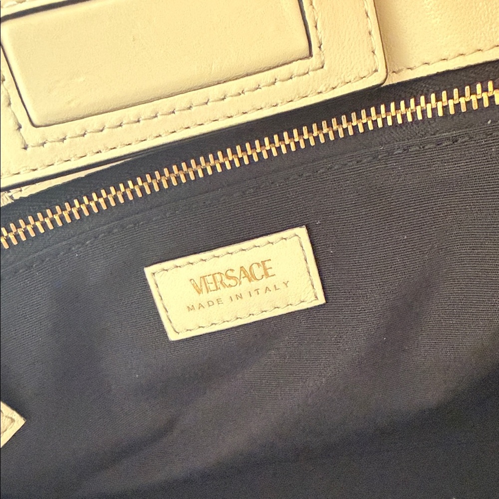 Versace Quilted Cream Shoulder Bag with Gold Chain Medusa Shoulder Bag - Picture 7 of 10